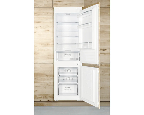 Geöffneter Einbaukühlschrank mit mehreren Fächern zur Lagerung von Lebensmitteln