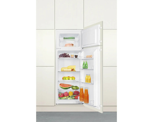 Geöffneter Kühlschrank mit Lebensmitteln