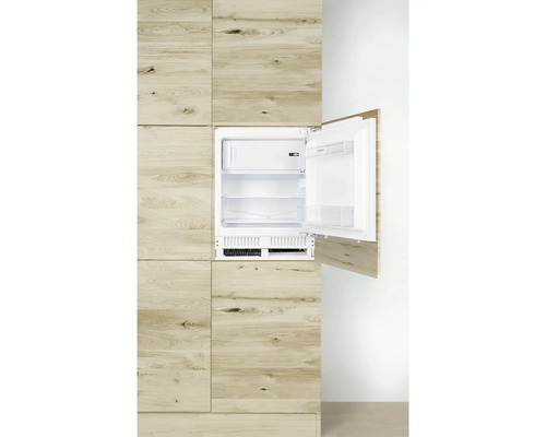 Einbaukühlschrank mit offener Tür in einer Holzküche