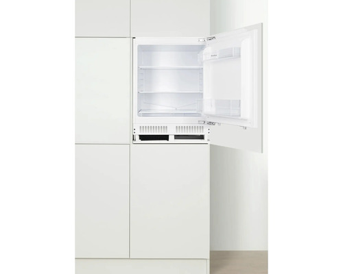 Eingebauter Kühlschrank mit offener Tür.
