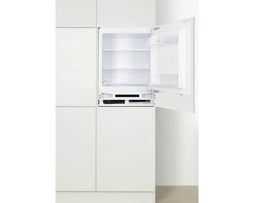 Integrierter Kühlschrank mit offener Tür in einer Küchenzeile