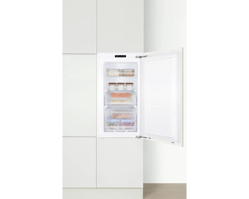 Geöffneter Gefrierschrank mit Lebensmitteln in weißer Küchenzeile