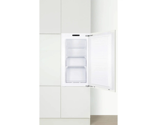 Einbaugefrierschrank mit offener Tür und drei Schubladen in einem weißen Küchenschrank.