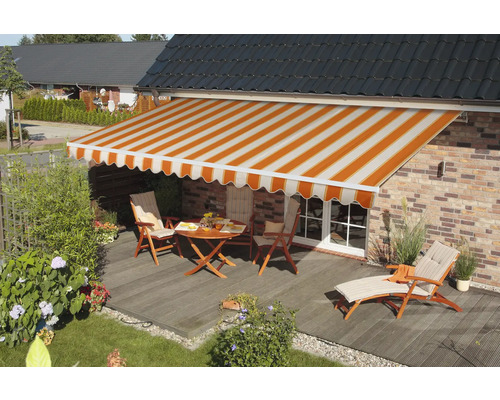 Terrasse mit Markise, Tisch und Stühlen vor einem Haus