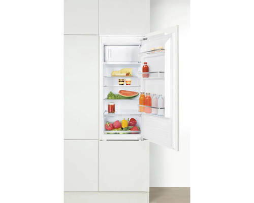 Integrierter Kühlschrank mit geöffneter Tür und verschiedenen Lebensmitteln im Inneren