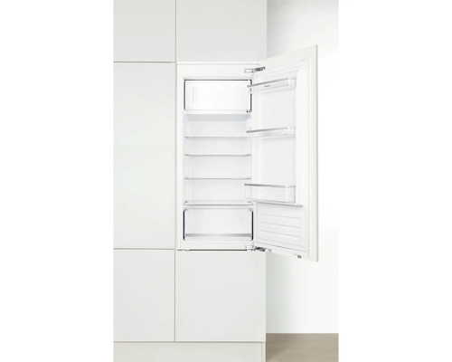 Integrierter Kühlschrank mit offener Tür