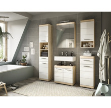 Badezimmer mit Waschbecken, Spiegelschrank und verschiedenen Badezimmermöbeln