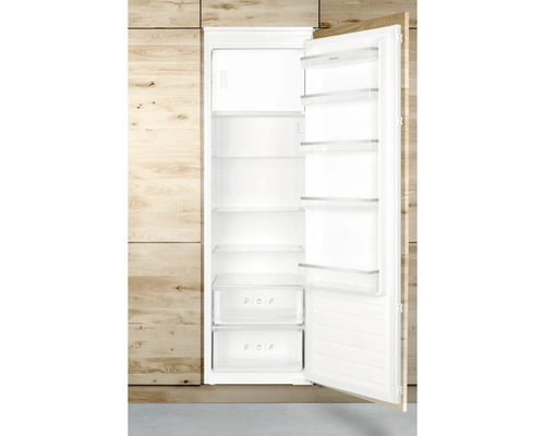 Geöffneter, weißer Kühlschrank mit Regalen und Schubladen