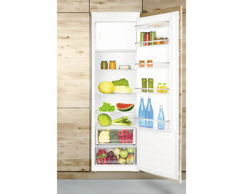 Geöffneter Kühlschrank gefüllt mit Lebensmitteln