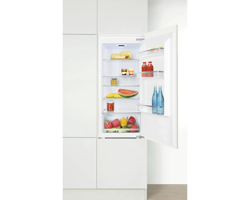 Geöffneter Einbaukühlschrank mit Lebensmitteln in einer hellen Küche