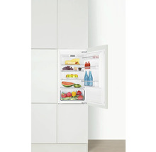 Einbaukühlschrank mit geöffneter Tür und Lebensmitteln