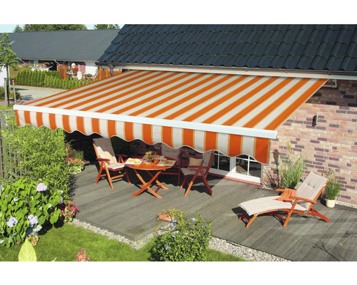 Terrasse mit Markise und Gartenmöbeln