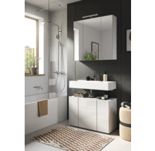 Modernes Badezimmer mit Badewanne, Duschabtrennung, Waschtisch und Spiegelschrank