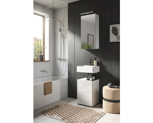 Modernes Badezimmer mit Badewanne, Duschabtrennung, Waschtisch und Spiegelschrank