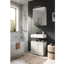 Modernes Badezimmer mit Badewanne, Duschabtrennung, Waschtisch und Spiegelschrank