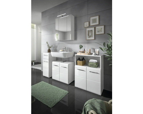 Badezimmer mit weißem Waschtisch, Spiegelschrank und passenden Unterschränken.