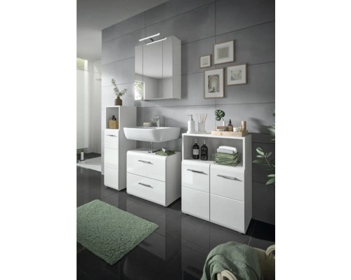 Modernes Badezimmer mit weißem Waschtisch, Spiegelschrank und grauer Wand