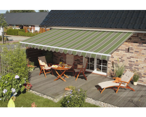 Terrasse mit Markise, Tisch und Stühlen für den Außenbereich