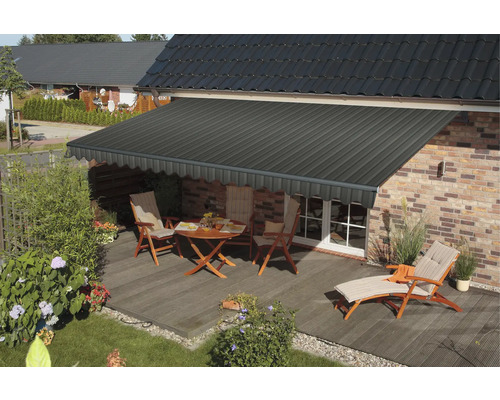 Terrasse mit Markise, Gartentisch und Gartenstühlen