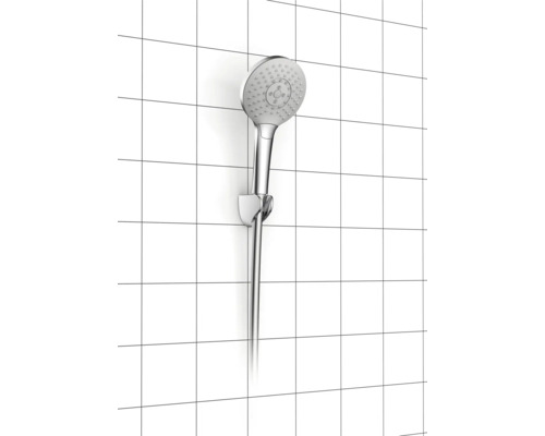 Handbrause mit Halterung vor Fliesenwand
