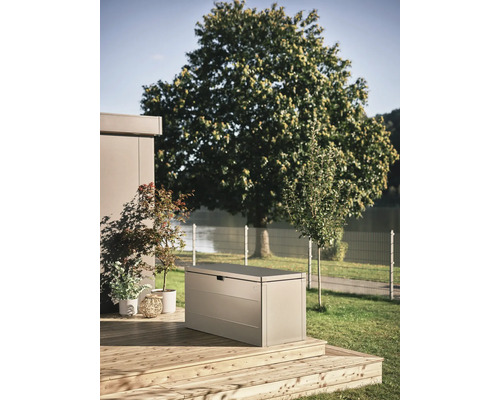 Gartenszene mit Aufbewahrungsbox aus Metall auf einer Holzterrasse