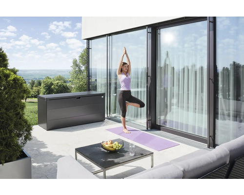 Terrasse mit Aufbewahrungsbox, Tisch und Frau beim Yoga