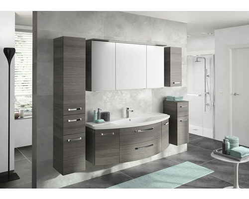 Modernes Badezimmer mit Waschtischunterschrank, Spiegelschrank und Hochschränken in Holzoptik