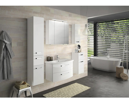 Badezimmer mit Waschtisch, Spiegelschrank, Hochschrank und Badewanne