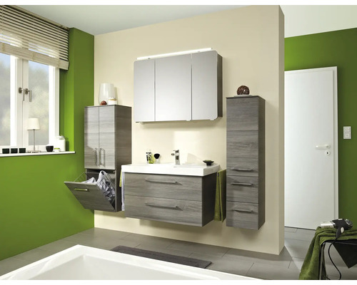 Badezimmer mit Waschtischunterschrank, Spiegelschrank und Hochschränken in Holzoptik