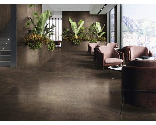 Elegantes Interieur mit Bodenfliesen, Sesseln und Pflanzen.