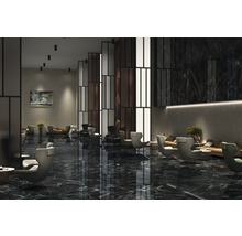 Lounge mit Sesseln, Sofas und Dekoration auf einem dunklen Marmorboden.