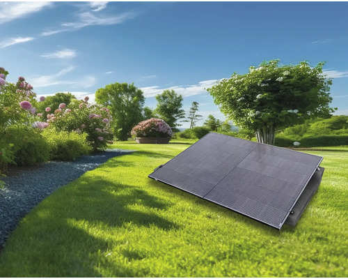 Solarpanel auf Rasenfläche in Gartenlandschaft