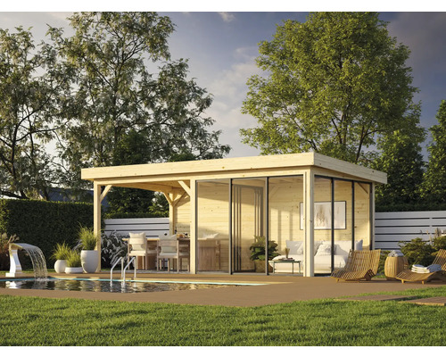 Holzgartenhaus mit Pool und Terrasse in einem Garten.