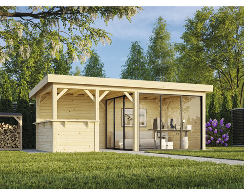 Modernes Gartenhaus mit Glasfront und Holzveranda auf einer Rasenfläche.