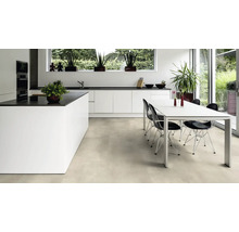 Moderne Küche mit Kücheninsel, Esstisch und Stühlen