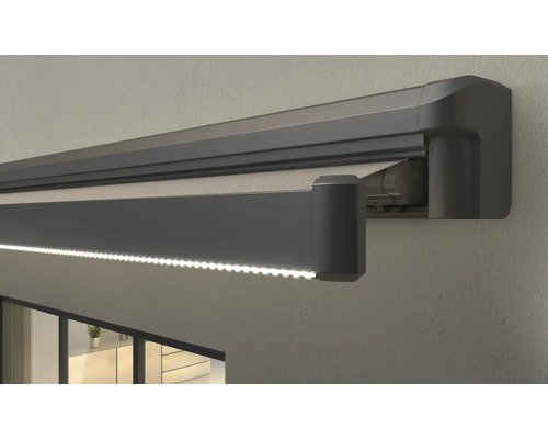 Markise mit LED-Beleuchtung an der Wand montiert
