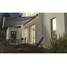 Terrasse mit ausfahrbarer Markise und Gartenmöbeln am Haus