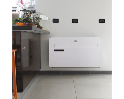 Wohnraum mit fest installiertem Klimagerät an der Wand