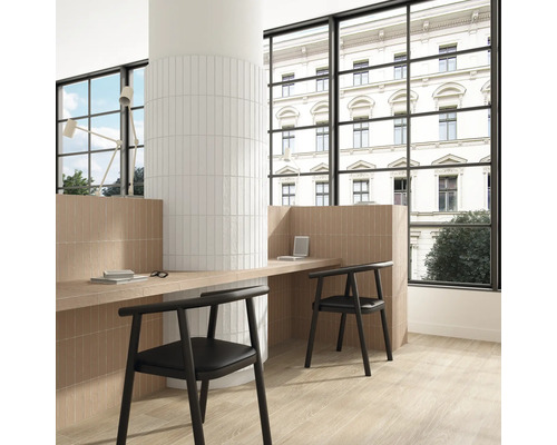 Heller, organisierter Raum mit Fliesenwand und Boden, Schreibtisch und Stühlen