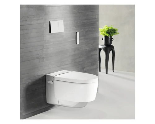 Wandhängendes Dusch-WC mit Fernbedienung und Betätigungsplatte in einem Badezimmer