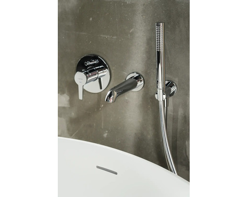 Wannenarmatur mit Handbrause an einer Wand montiert