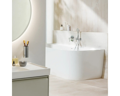 Badezimmer mit Badewanne, Waschtisch und Spiegel