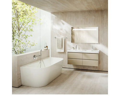 Helles Badezimmer mit Badewanne, Waschtisch mit Doppelwaschbecken und Spiegel