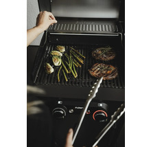 Grill mit Gemüse und Steaks auf dem Grillrost