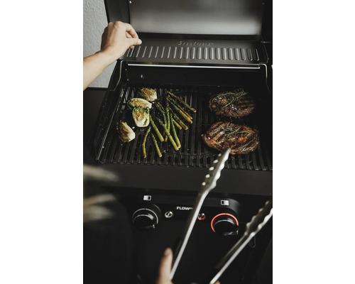 Grill mit Gemüse und Steaks auf dem Grillrost