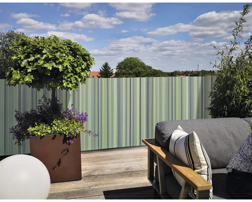 Terrasse mit Sichtschutzzaun, Pflanzkübel und Sitzgelegenheit