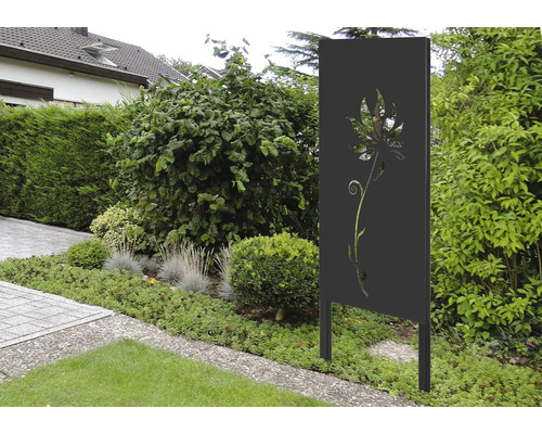 Dekoratives Gartenelement mit ausgeschnittenem Blumenmuster als Gestaltungselement im Garten
