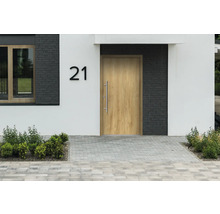 Haustür mit Hausnummer 21 und Edelstahlgriff in einer hellen Fassade.