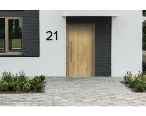 Haustür mit Hausnummer 21 und Edelstahlgriff in einer hellen Fassade.