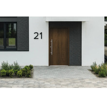 Hausfassade mit Haustür, Hausnummer 21 und Pflastersteinen